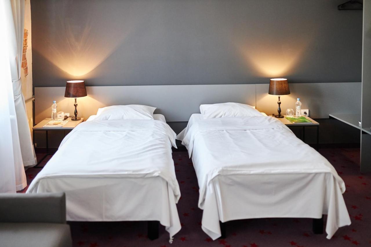 Koszary Arche Hotel Góra Kalwaria Buitenkant foto